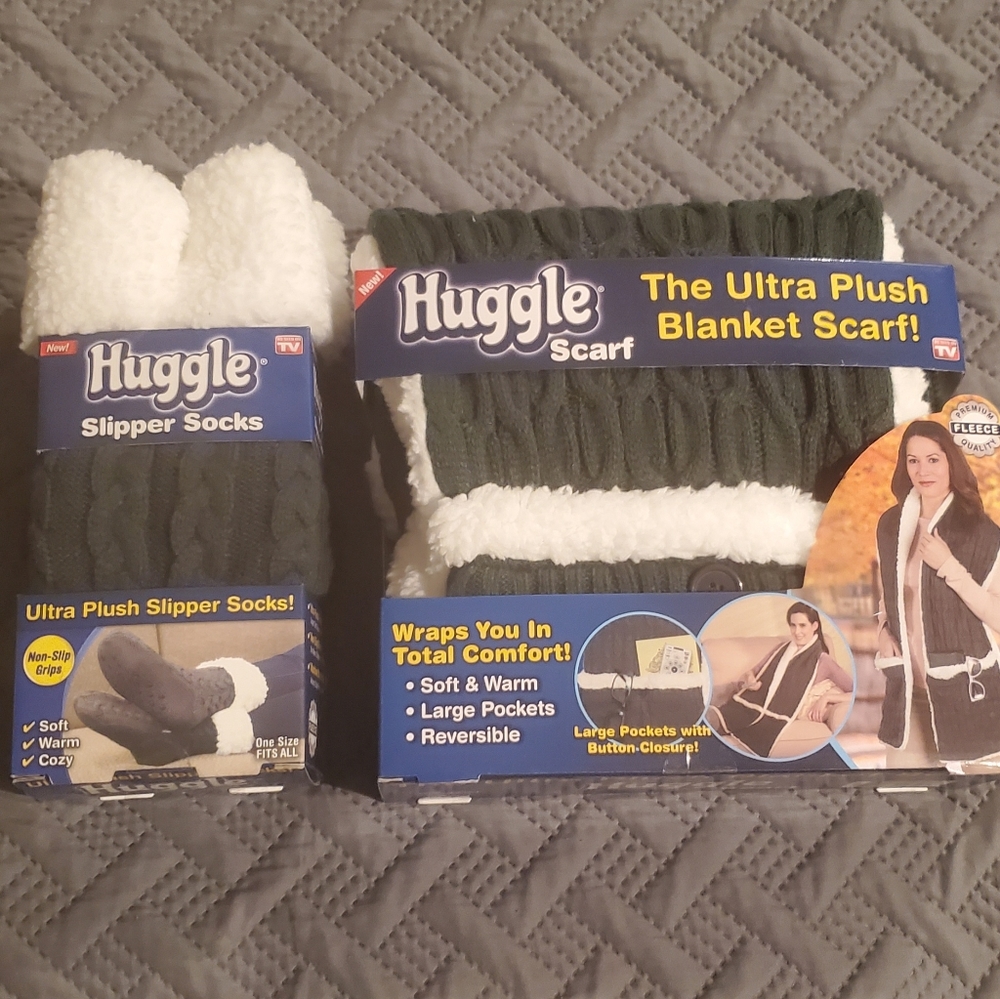 HUGGLE Fleece Slipper Crew Socks & Plush Blanket Scarf Set - Gray - Picture 9 of 10